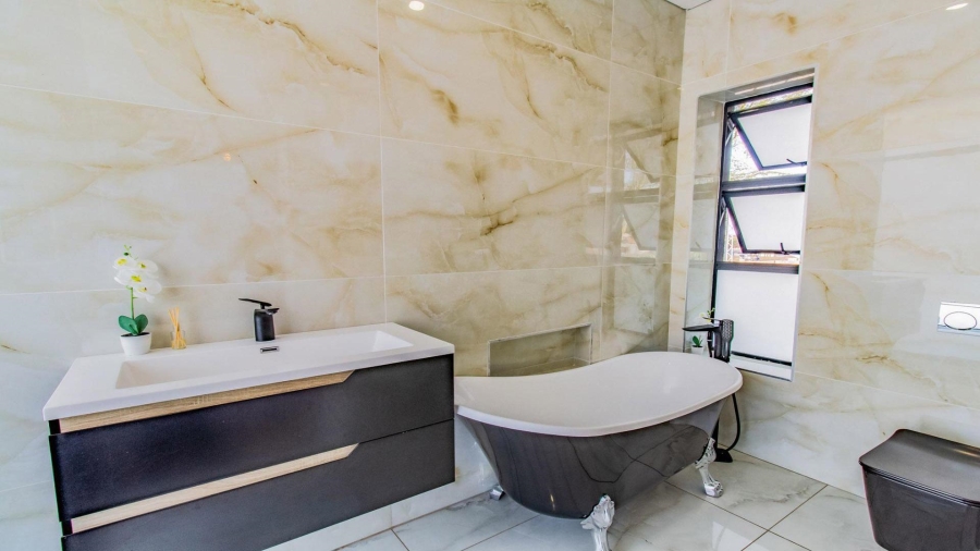 6 Bedroom Property for Sale in The Islands Estates North West
